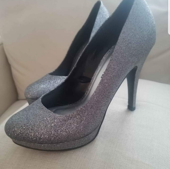 Shoes - Picture 4 of 6